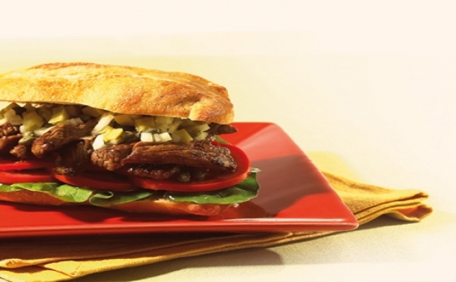 Bocadillo de lomo y alcaparras